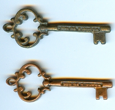 Deze set bestaat uit twee grote, antieke sleutels, uitgevoerd in een brons- en roodkoper Afmeting per sleutel is ca. 40x16 mm