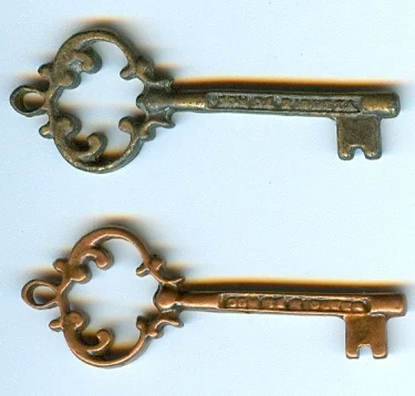 Deze set bestaat uit twee grote, antieke sleutels, uitgevoerd in een brons- en roodkoper Afmeting per sleutel is ca. 40x16 mm