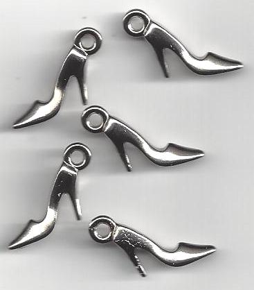 Bedels in de vorm van een hooggehakte schoen Afmeting ca. 19x10 mm.