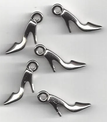 Bedels in de vorm van een hooggehakte schoen Afmeting ca. 19x10 mm.