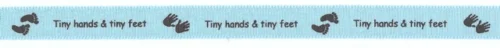 139 Geweven lint 10 mm Baby blue met de tekst Tiny hands & tiny feets