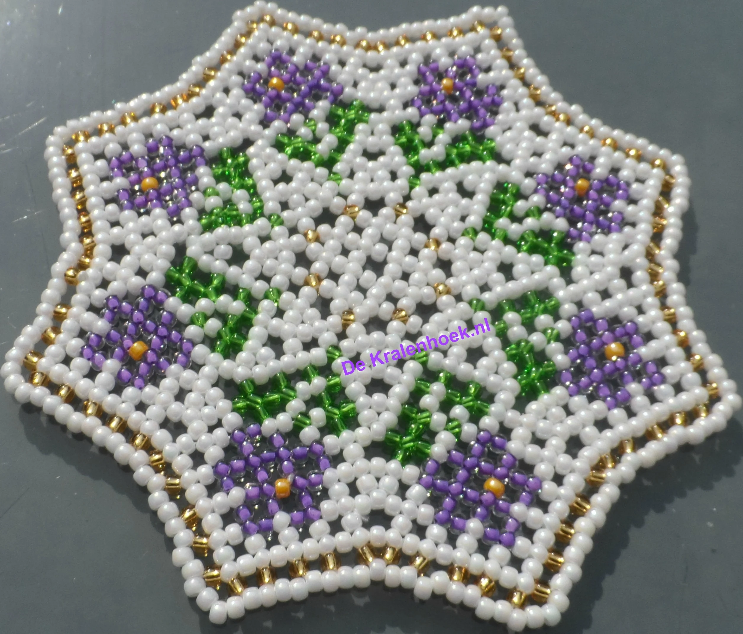 Patroon 39 Kleedje met paarse bloemen