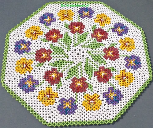 Patroon 40 Kleedje met viooltjes