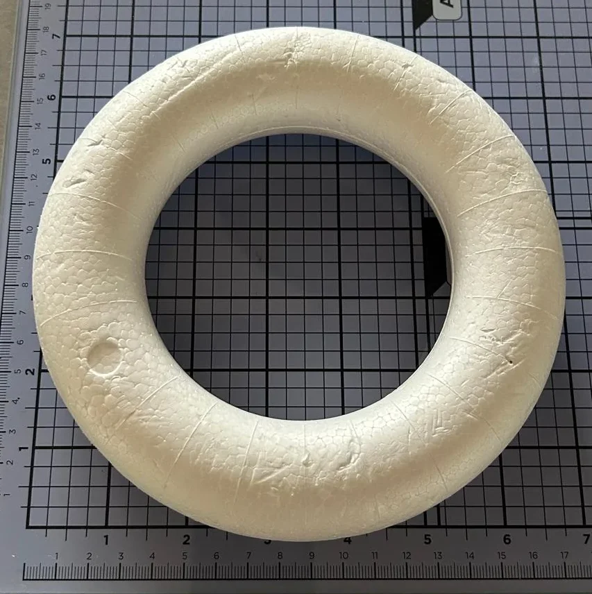 Witte volronde piepschuim ring van 17 cm voor het maken van een hangende kralenkrans bij De Kralenhoek